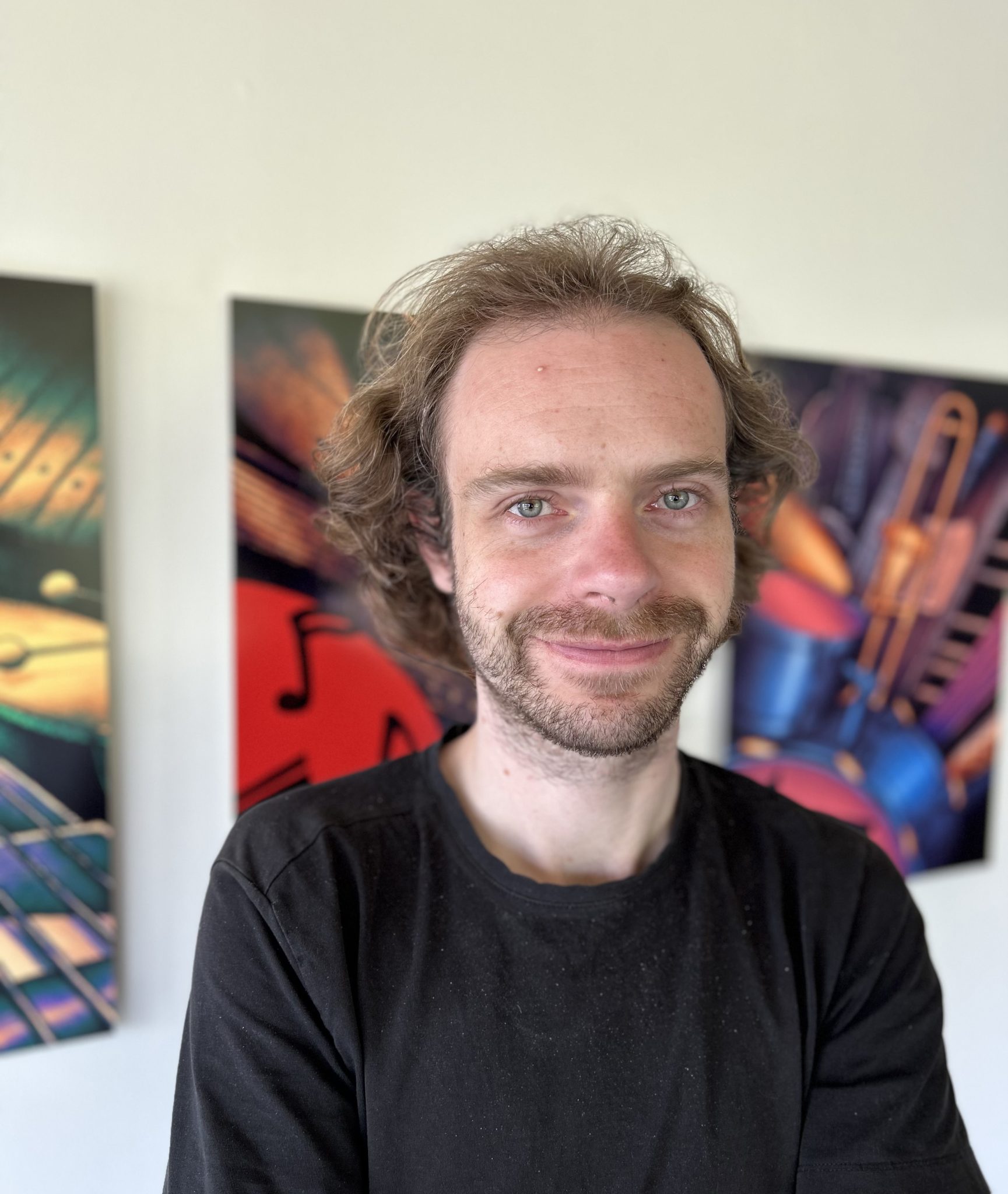 Portret van kunstenaar Arne Brink in zijn atelier