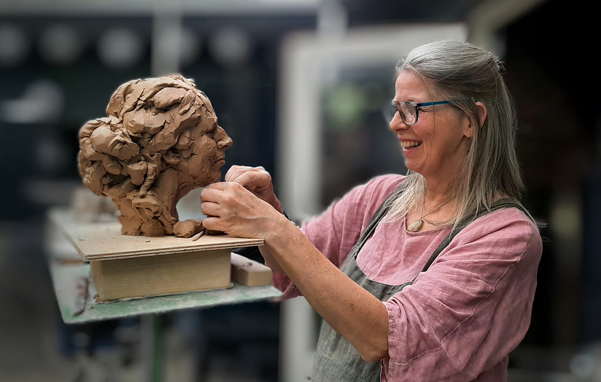 Mooniq Priem boetseert een portret in haar atelier