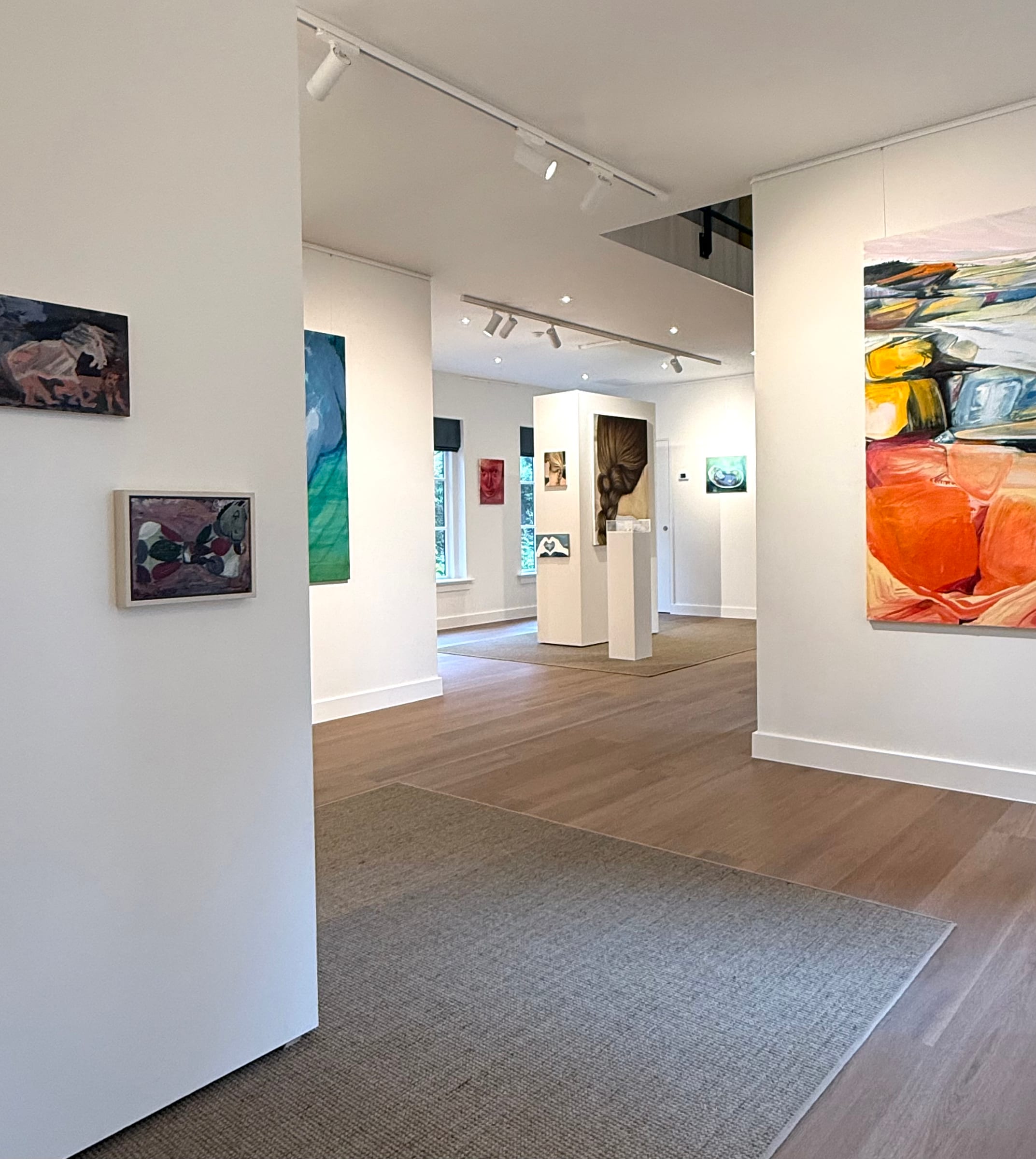 Overzicht van de FRIS!-tentoonstelling met schilderijen en sculpturen in Galerie Dwingeloo
