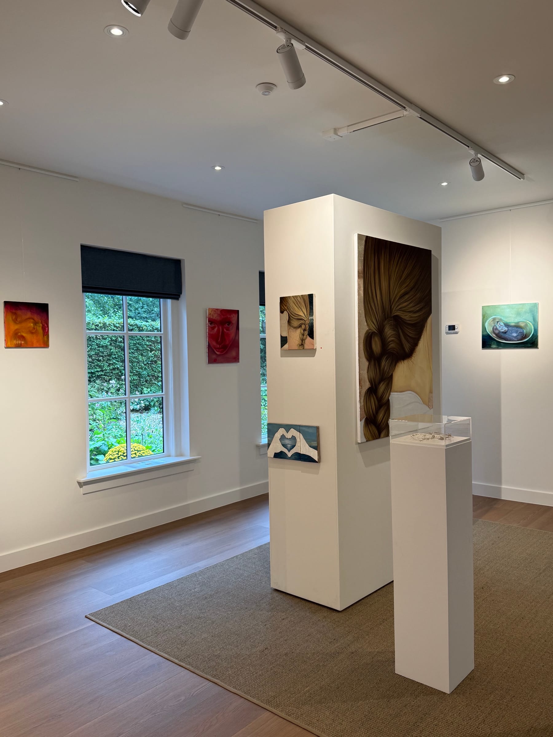 Schilderijen en objecten opgesteld in de lichte galerieruimte tijdens FRIS!
