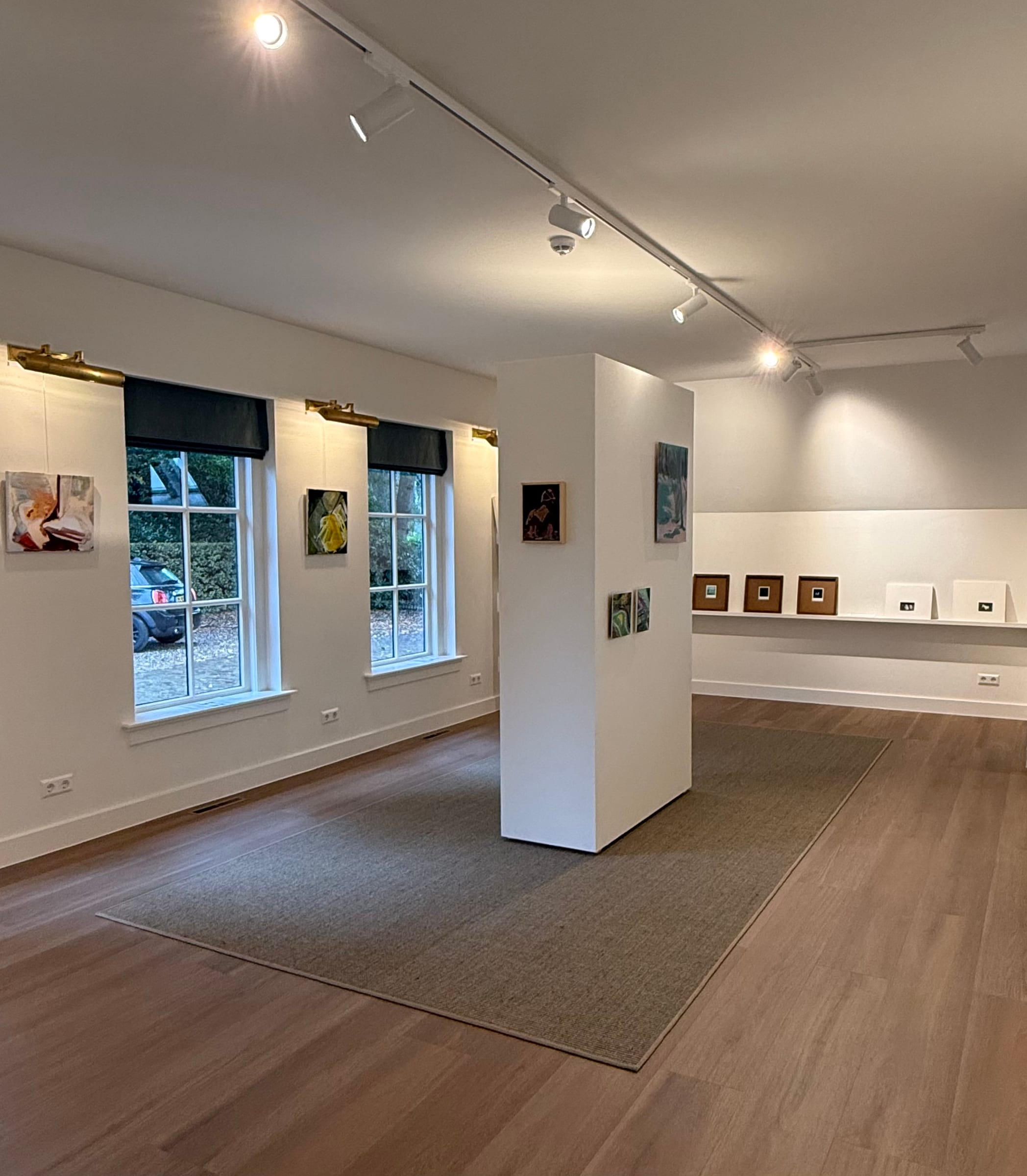 Galerieruimte met schilderijen en kleine werken tijdens de tentoonstelling FRIS!