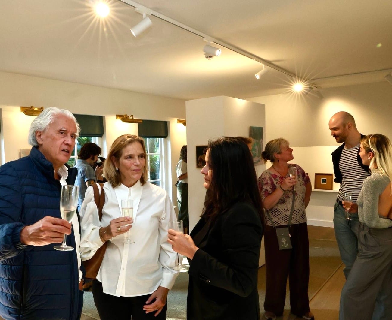 Bezoekers met glazen tijdens de opening van FRIS! in Galerie Dwingeloo