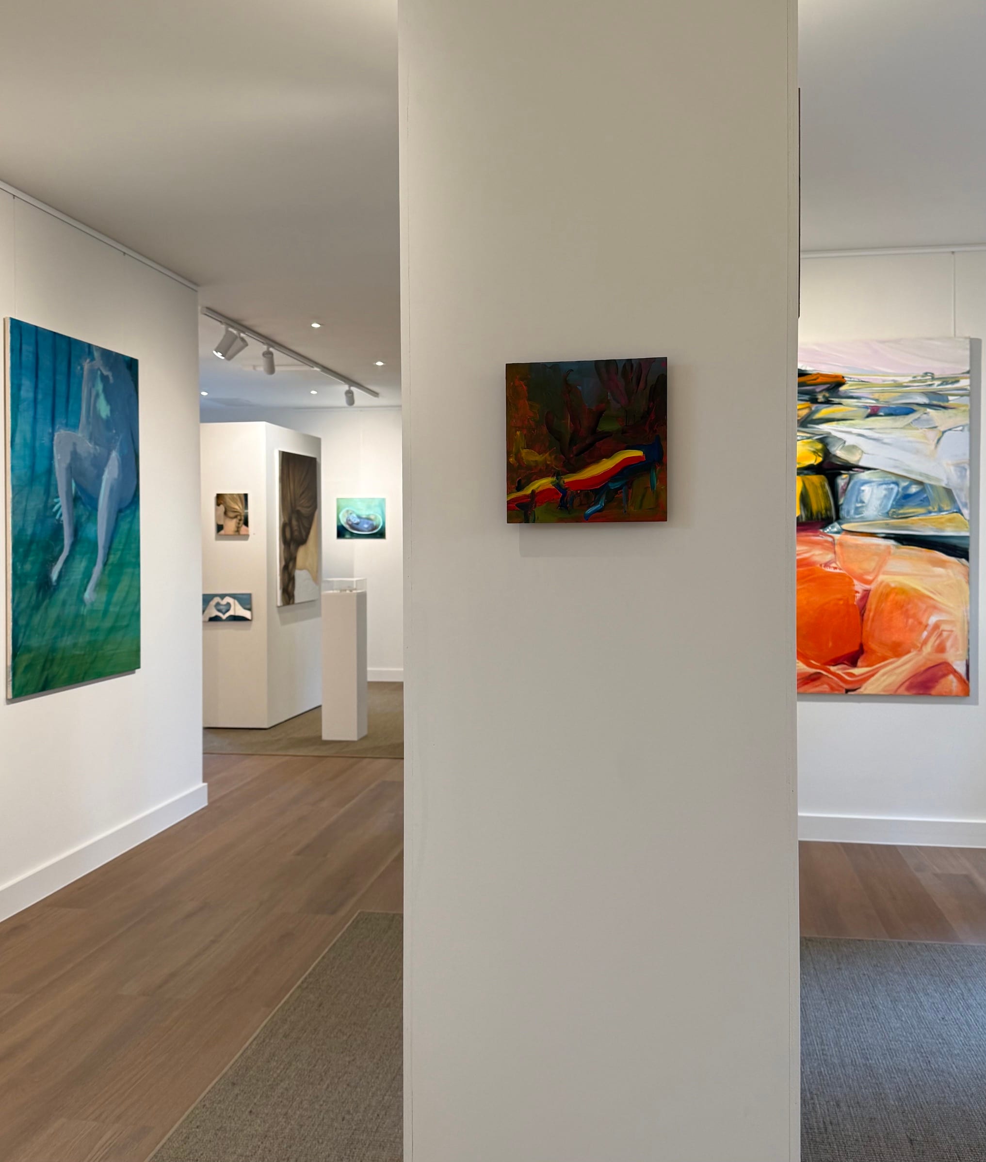 Doorkijk door Galerie Dwingeloo met verschillende schilderijen tijdens FRIS!