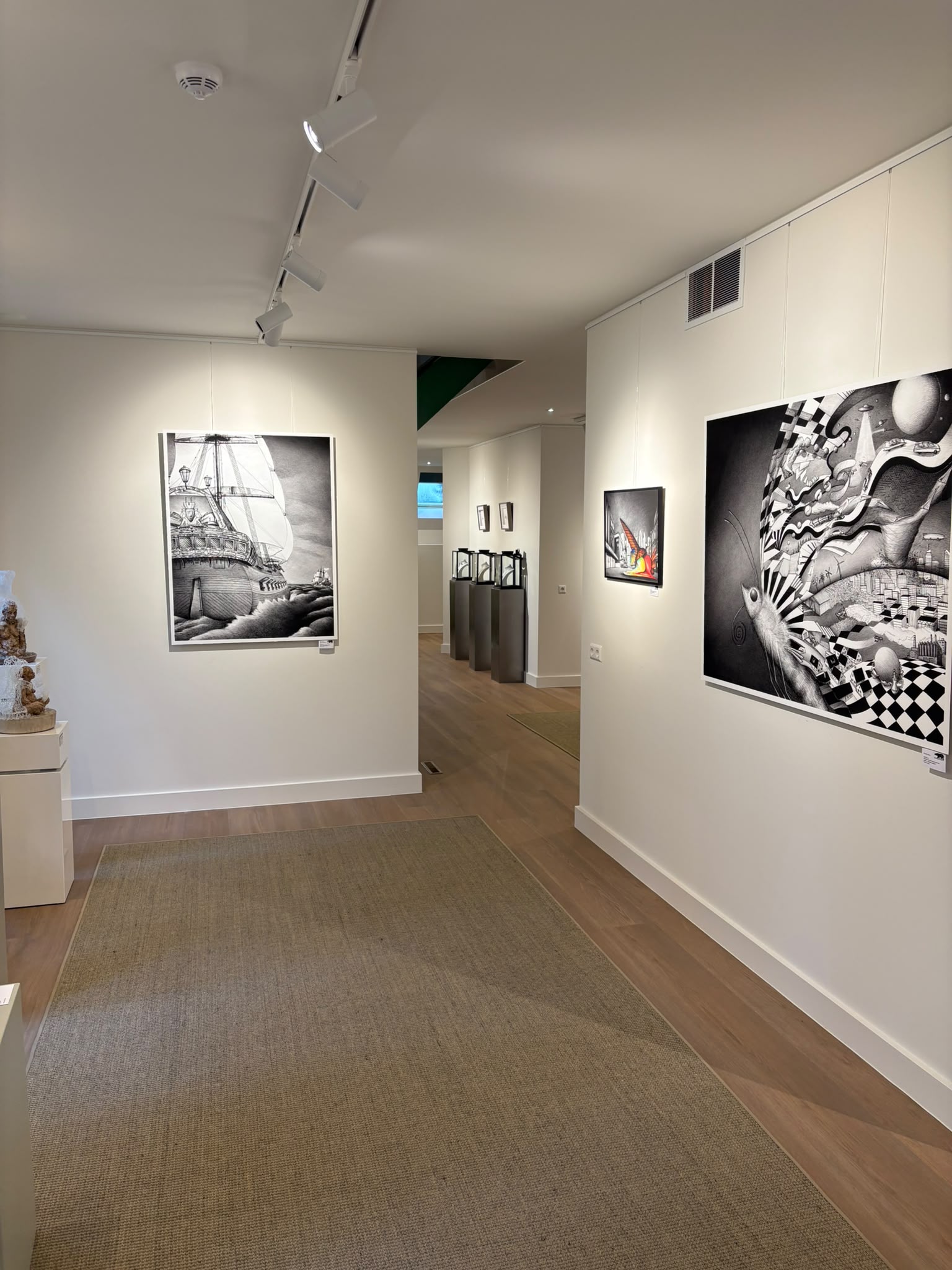 Galerieruimte met tekeningen en sculpturen tijdens Kunstzomer Dwingeloo 2026
