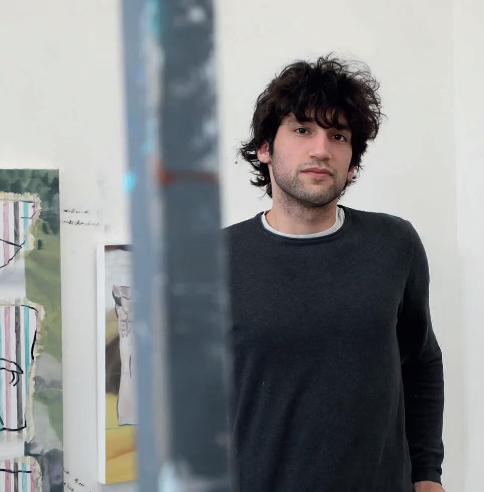 Jaime González Palencia werkt buiten aan een schilderij